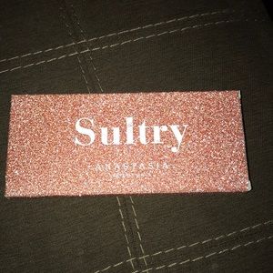 Sultry eye shadow palette